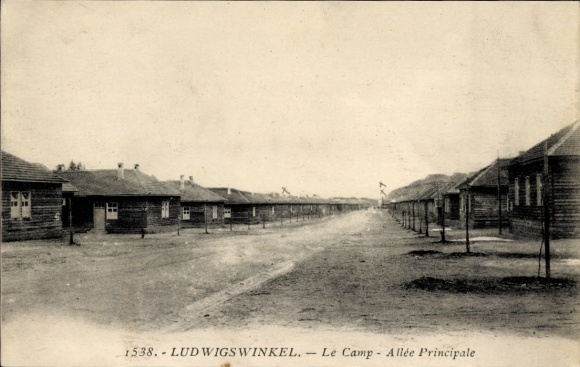 Postcard Ludwigswinkel in der Pfalz, Le Camp, Alleé Principale, wooden building, street, trees, clouds