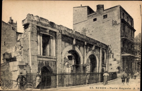 Postcard Nîmes Gard, ruins, gate, Porle Auguste, people, street
