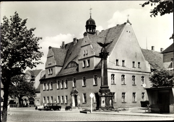 Postcard Doberlug Kirchhain in Brandenburg, town hall on the market, monument