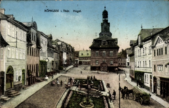 Postcard Königsee in Thuringia, historical town view, town hall, fountain, people, vehicles