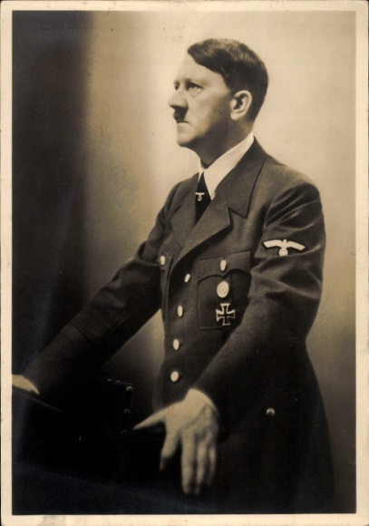 Ak Führer und Reichskanzler Adolf Hitler, Reichstagssitzung 1939, Portrait am Rednerpult
