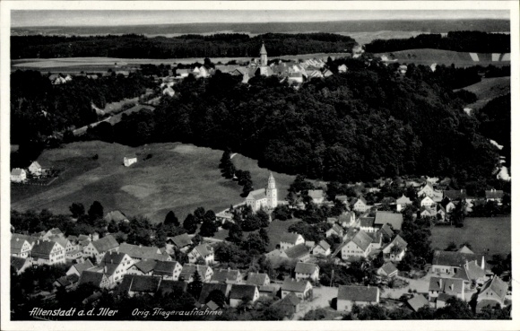 Ak Altenstadt an der Iller, Luftaufnahme von Altenstadt, Kirche, Häuser, Feldlandschaft
