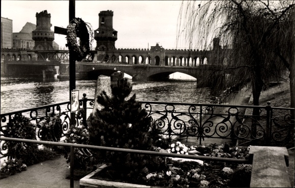 PC Berlin Kreuzberg, memorial, Oberbaumbrücke, Spree