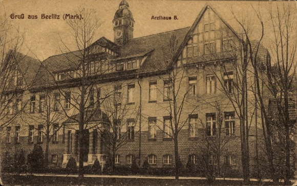 Ak Beelitz in der Mark, historisch gebouw, doktershuis B, bomen, oude architectuur, sepia