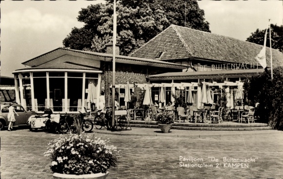 KP Kampen Overijssel Holandia, Pavilion De Buitenwacht, Stationsplein, teren zewnętrzny, stoły,