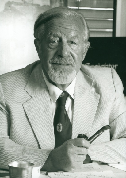 Photo journalist Hans Walter Berg, portrait with pipe, autograph