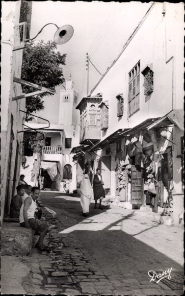 Ak Sidi Bou Saïd Tunesien, Altstadtgasse, Menschen, Gebäude, hoher Turm, Geschäfte
