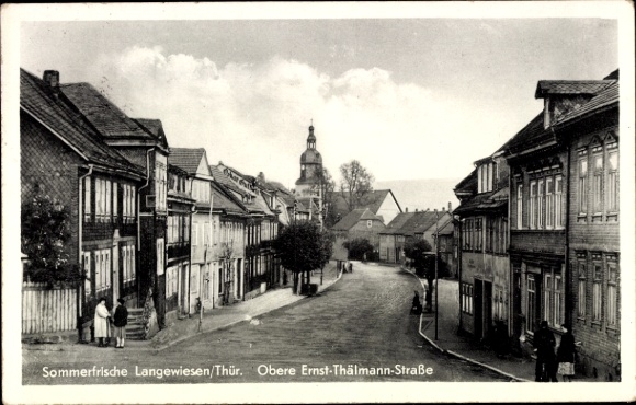 Ak Langewiesen Ilmenau am Thüringer Wald, Schöne Wohnstraße, Kirchturm, alte Gebäude, Menschen au