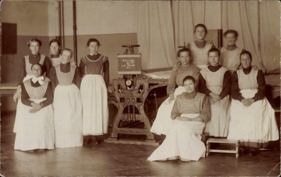 Photo Postcard Munich Bavaria, women, group shot, lack of laundry