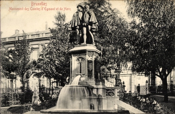 Postcard Bruxelles Brussels, fountain with statue, monument of the Counts of Egmont and Horn