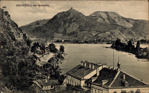 Ak Königswinter am Rhein, Drachenfels,  von Rolandseck, Flusslandschaft, Berge, Bäume