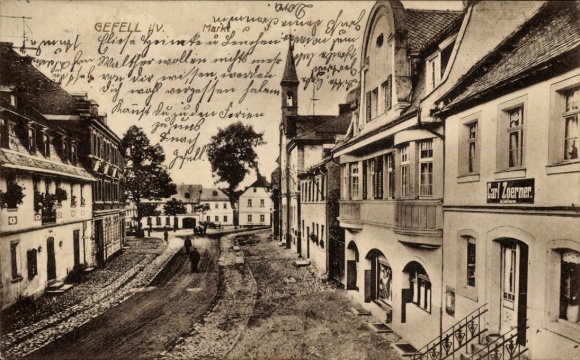 Ak Gefell im Vogtland, Stadtstraße, Historische Gebäude, Text in Alter Schrift