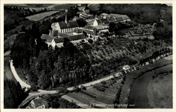Ak Altenberg im Erzgebirge, Luftaufnahme von  Kloster, Wald, Straße, Fluss