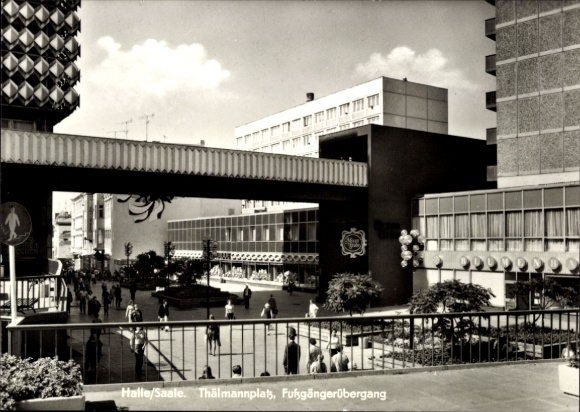 Postcard Halle an der Saale, Thälmannplatz, pedestrian crossing