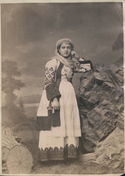 Photo Ottoman Empire, circa 1880, Ottoman woman, standing portrait, headscarf, photographer G. Berggren