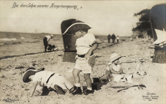 Ak Die drei Söhne des Kronprinzenpaares am Strand, Prinz Wilhelm, Louis Ferdinand, Hubertus, PH 2314