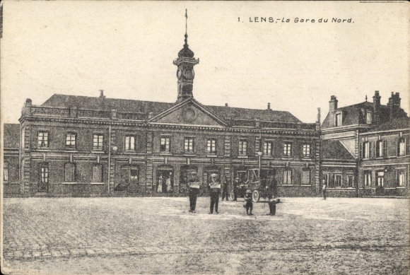 Ak Lens Pas de Calais, Gare du Nord,  Bahnhofsanlage, Menschen auf dem Platz