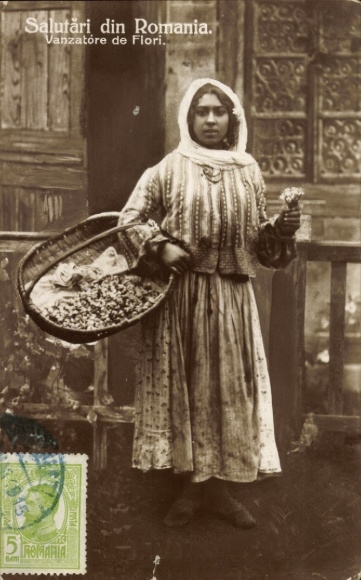 Postcard Romania, woman in traditional costume, flower seller