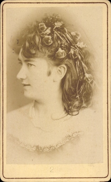 CdV portrait of a Woman, Floral Decoration in Her Hair