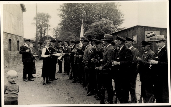 Fotokaart Ostenfeld bij Husum in Noord-Friesland, festival, schutters, alcohol, vlag