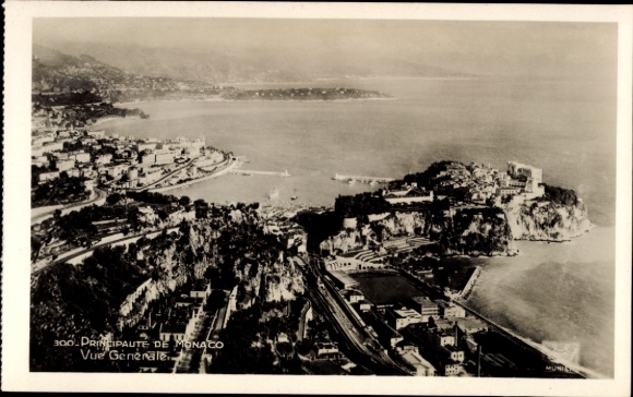Ak Monaco, Luftaufnahme von  Küstenlinie, Hafen, Festung