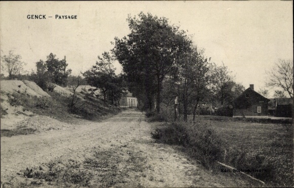 Ak Genk Vlaanderen Limburg, landschap met smal pad, bomen en gebouwen