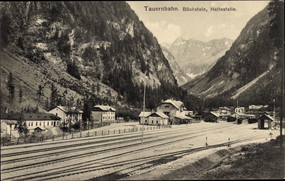 Ak Böckstein in Salzburg, Tauernbahn, Blick auf den Bahnhof, Bahnstrecke, Güterwaggons