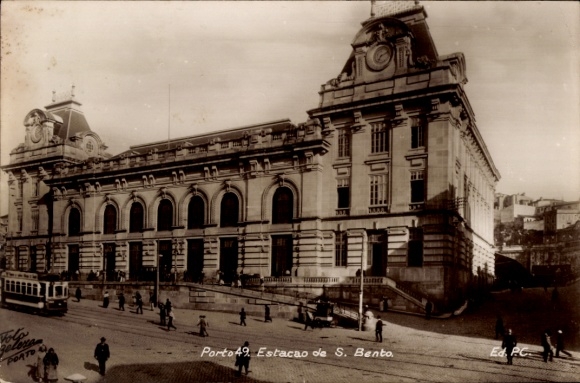 KP Oporto Porto Portugalia, stacja kolejowa São Bento, architektura, widok na ulicę