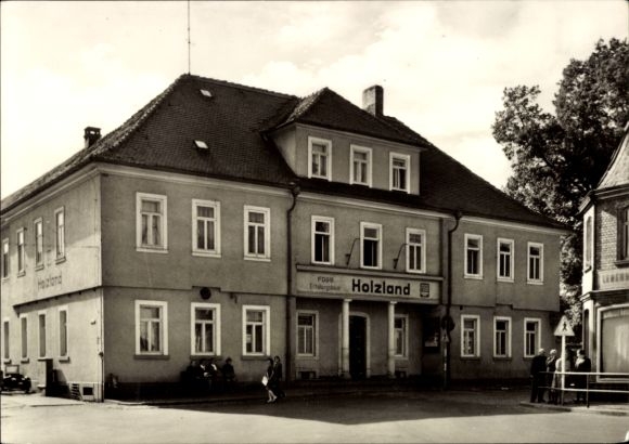 Ak Bad Klosterlausnitz in Thüringen, Gebäude mit 'Holzland' Beschriftung,  Architektur, einige Pe