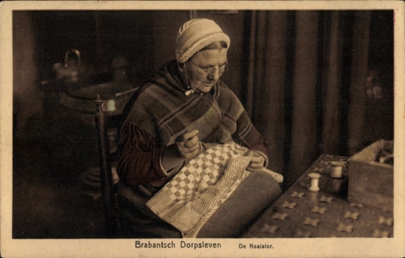 Postcard Brabantsch-Dorpsleven, De Naalster, woman in Dutch folk costume
