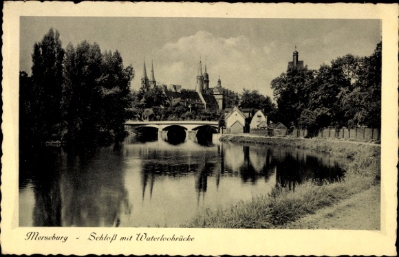 Ak Merseburg an der Saale, Merseburg Schloss, Wasserbrücke, Fluss, Bäume,  Gebäude