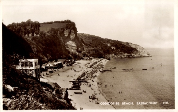 Ak Babbacombe Torquay Devon England, Strandansicht von Oddicombe, Boote, Klippen, Menschen