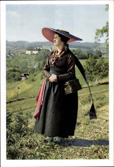 Postcard Lavant, Young woman in Carinthian costume with large hat