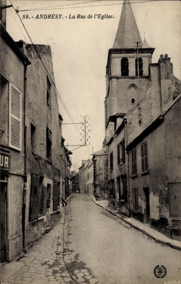 Ak Andrésy Yvelines, Straße mit Kirche, alte Häuser, gepflasterte Straße