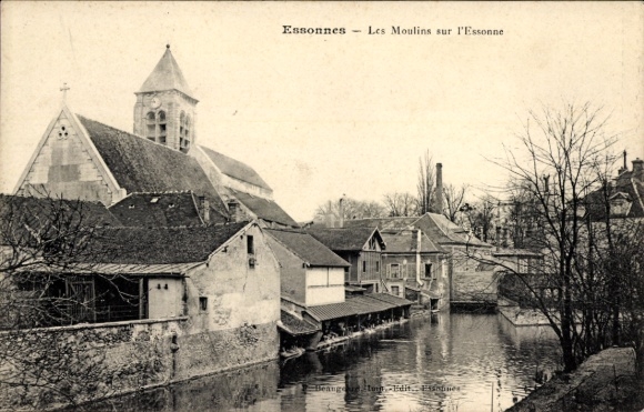 Ak Essonnes Essonne, Historische Mühlen an einem Gewässer, Kirche im Hintergrund