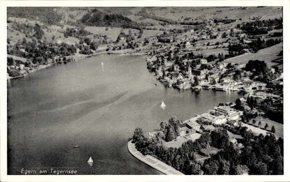 Ak Egern am Tegernsee Oberbayern, Luftaufnahme vom Tegernsee, Segelboote, Landschaft, Gebäude