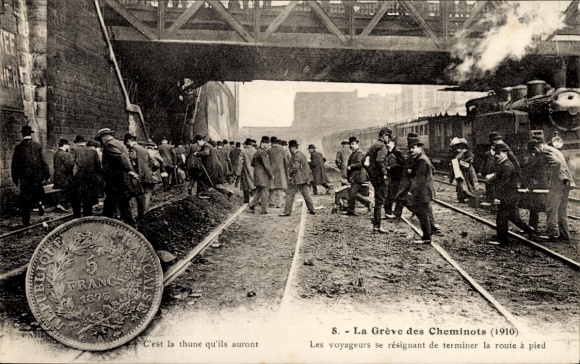 Postcard La greve des Cheminots 1910, Les voyageurs se resignant de terminer la route a pied, strike