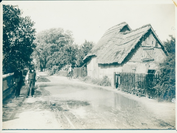 Photo Ostseebad Koserow on Usedom, men on a street in town, old house