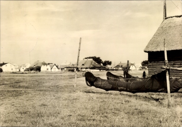 Ak Neuendorf auf der Insel Hiddensee, Reetdachhäuser, Fischerreusen