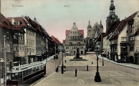 Postcard Lutherstadt Eisleben, market square of buildings, tram, crowds of people