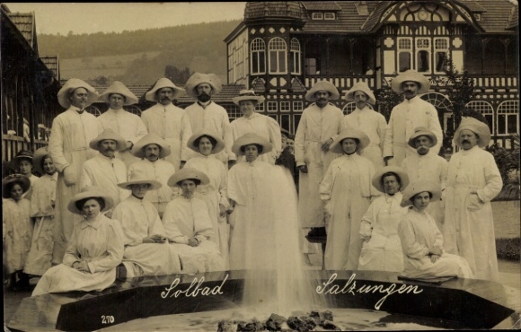 Postcard Bad Salzungen in Thuringia, group photo, 21 people, white clothing, fountain, architecture