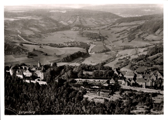 Ak Langenburg in Württemberg, Blick auf  Landhaus-Architektur, hügelige Landschaft, Fotografie