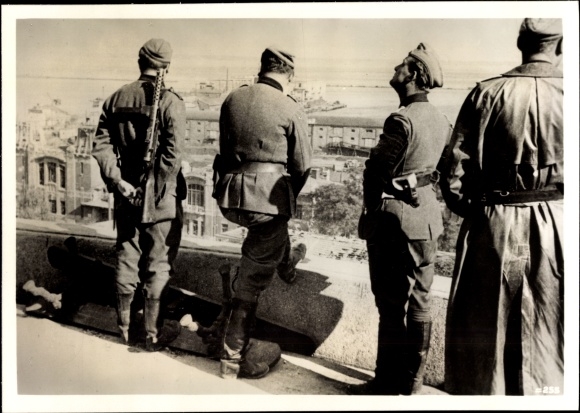 Photo Hoffmann, H., German soldiers in the port district of Odessa, Wehrmacht, Oct. 1941