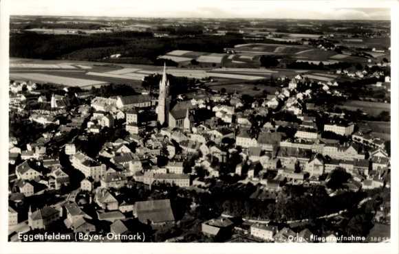 Ak Eggenfelden in Niederbayern, Luftaufnahme von  Kirchturm, ländliche Umgebung