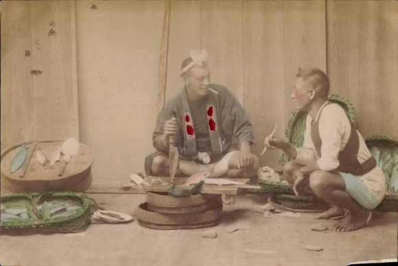 Foto Japan, Männer bereiten Fisch zu, coloriert