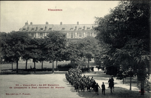 Postcard Vincennes Val de Marne, Vieux Fort, The 26 Battalion of Foot Hunters returning from March