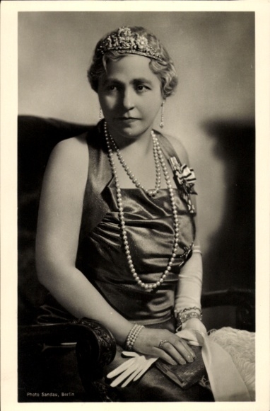 Postcard Empress Hermine, second wife of Kaiser Wilhelm II, jewelry, diadem, portrait