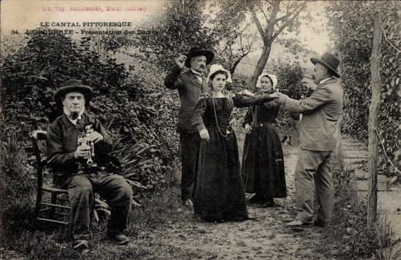 Postcard Cantal Auvergne, dancers in folk costumes, Bourree