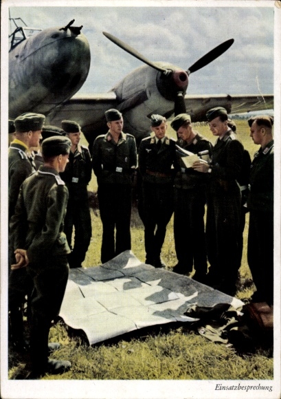 Ak Deutsche Luftwaffe, Feldflugplatz, Einsatzbesprechung, Kampfflugzeug Messerschmitt Me 110 C