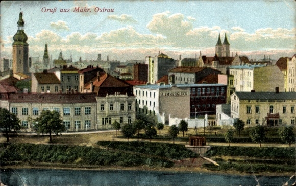 Ak Ostrau in Sachsen, Stadtansicht, Fluss, Gebäude, Wolken, Uhrturm, grüne Ufer, Postkarte
